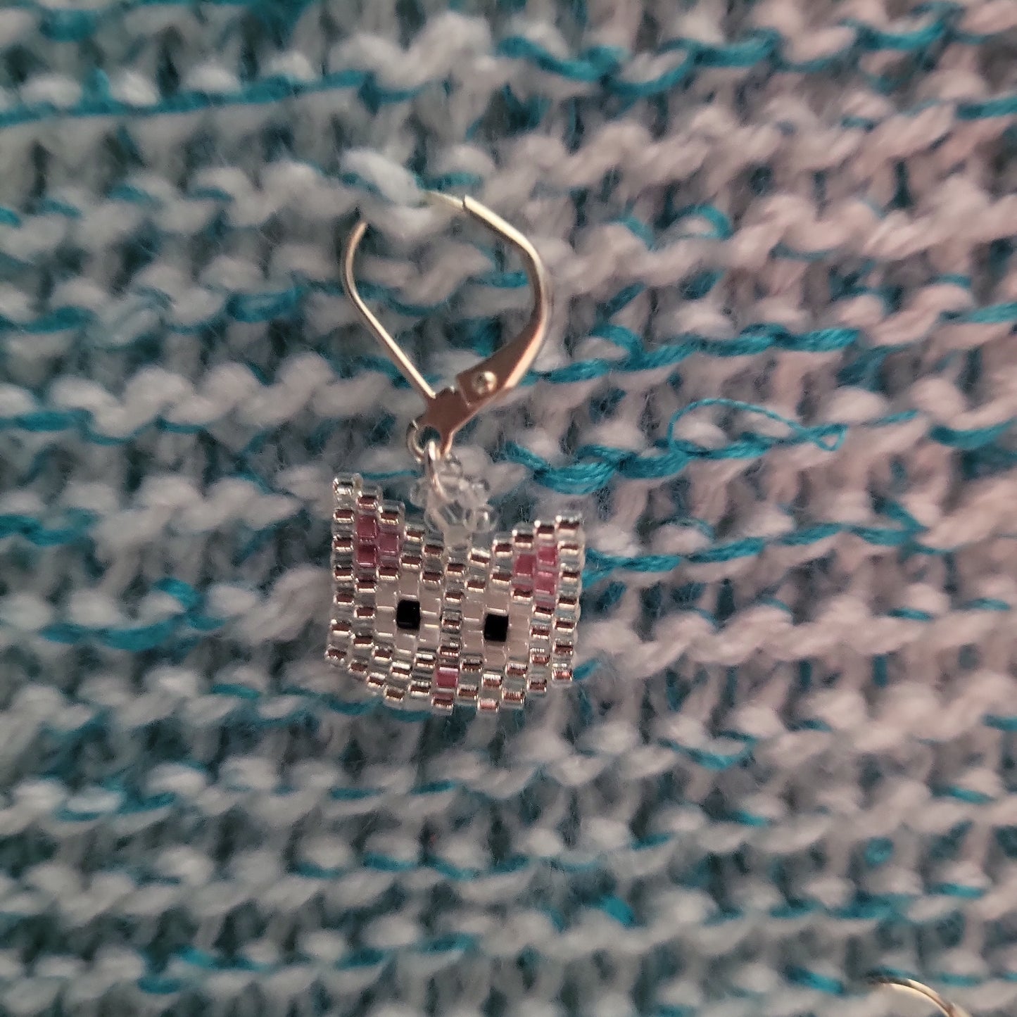 White cat stitch marker